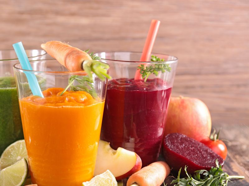 Entgiftende Detox Smoothies und Säfte