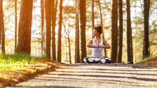 Donna pratica yoga nella natura