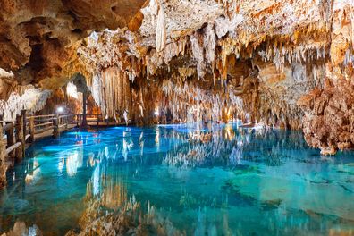 Thermal-Grotte mit unterirdischem See