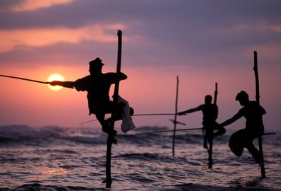 Esercizi orientali in mare al tramonto