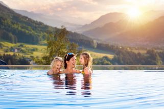 Familie in der Therme mit Blick auf die Berge