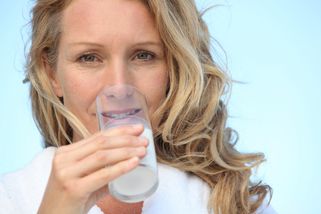 Frau trinkt Wasser