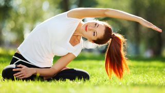 Donna pratica yoga nel verde