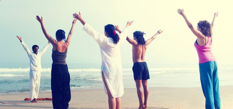 Esercizi yoga sulla spiaggia