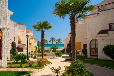 Spanien, mediterrane Architektur und Palmen
